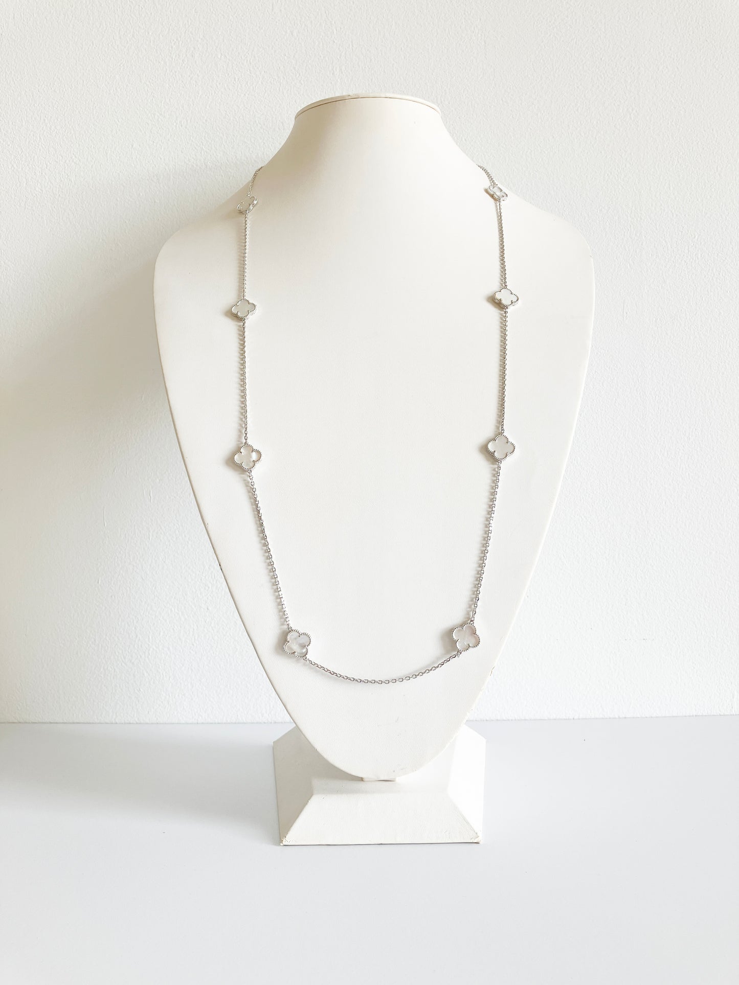 Mother of Pearl Quatrefoil Rope Necklace in Silver