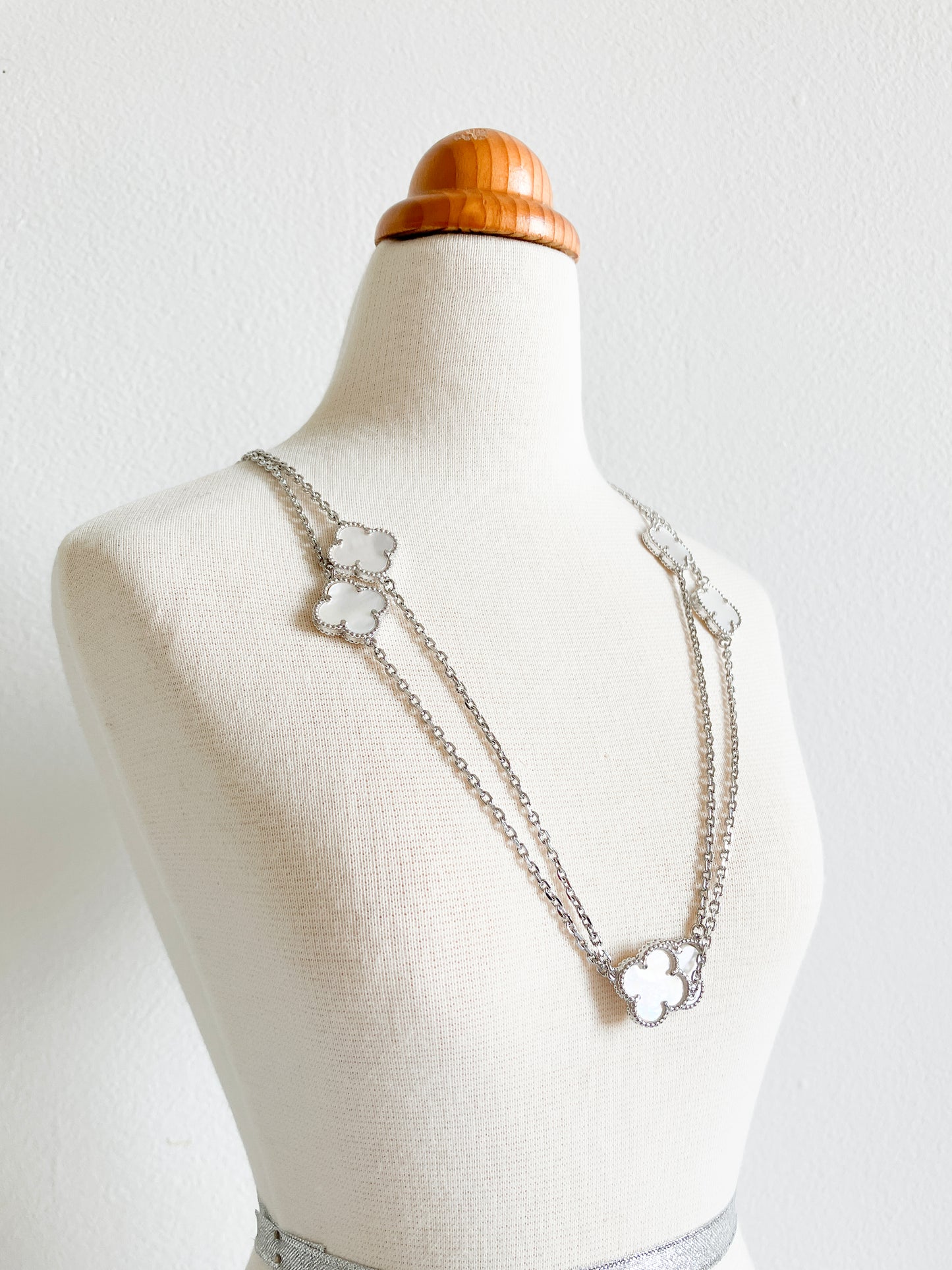 Mother of Pearl Quatrefoil Rope Necklace in Silver