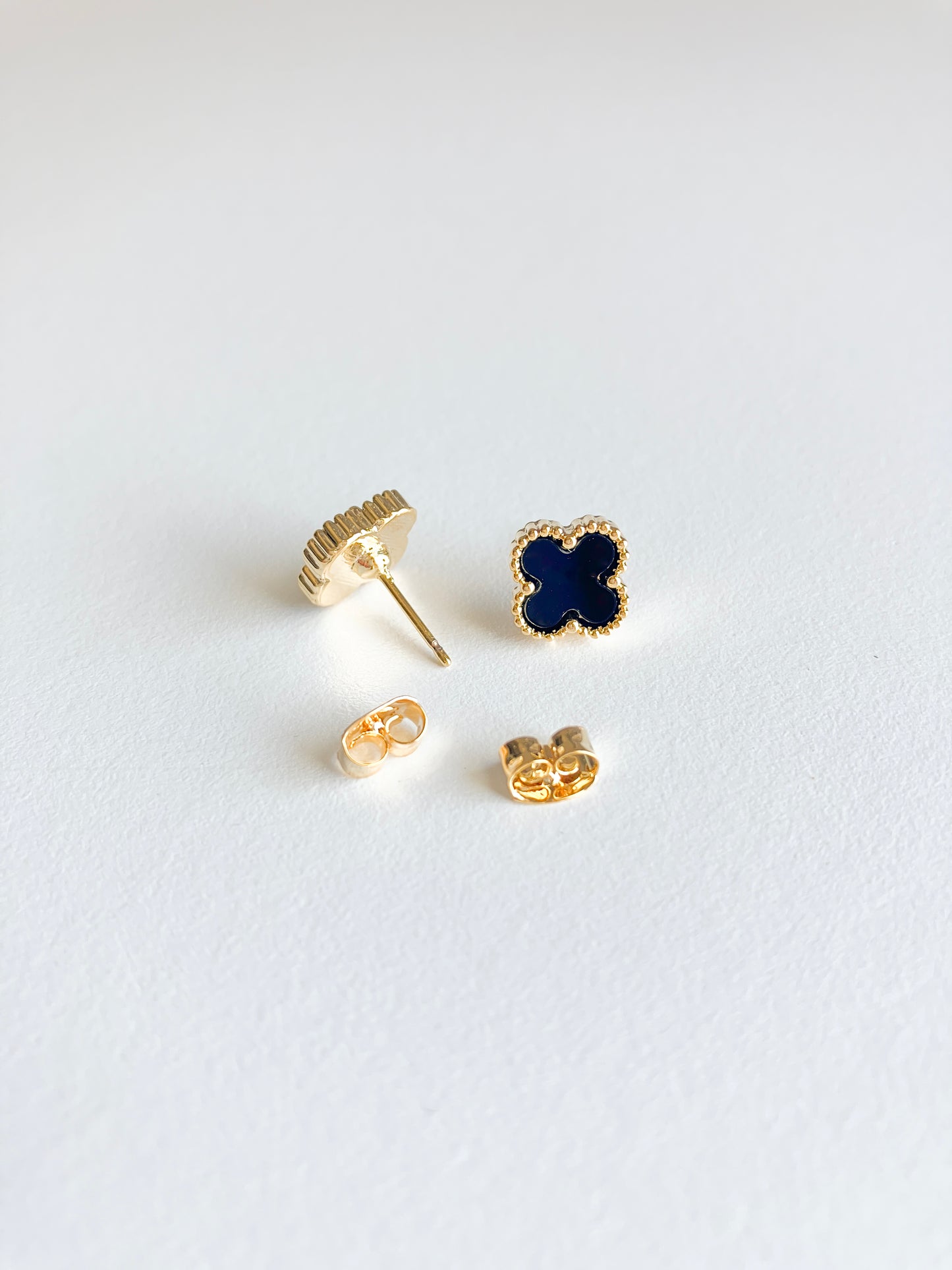 Bijou Onyx Quatrefoil Stud Earrings in Gold