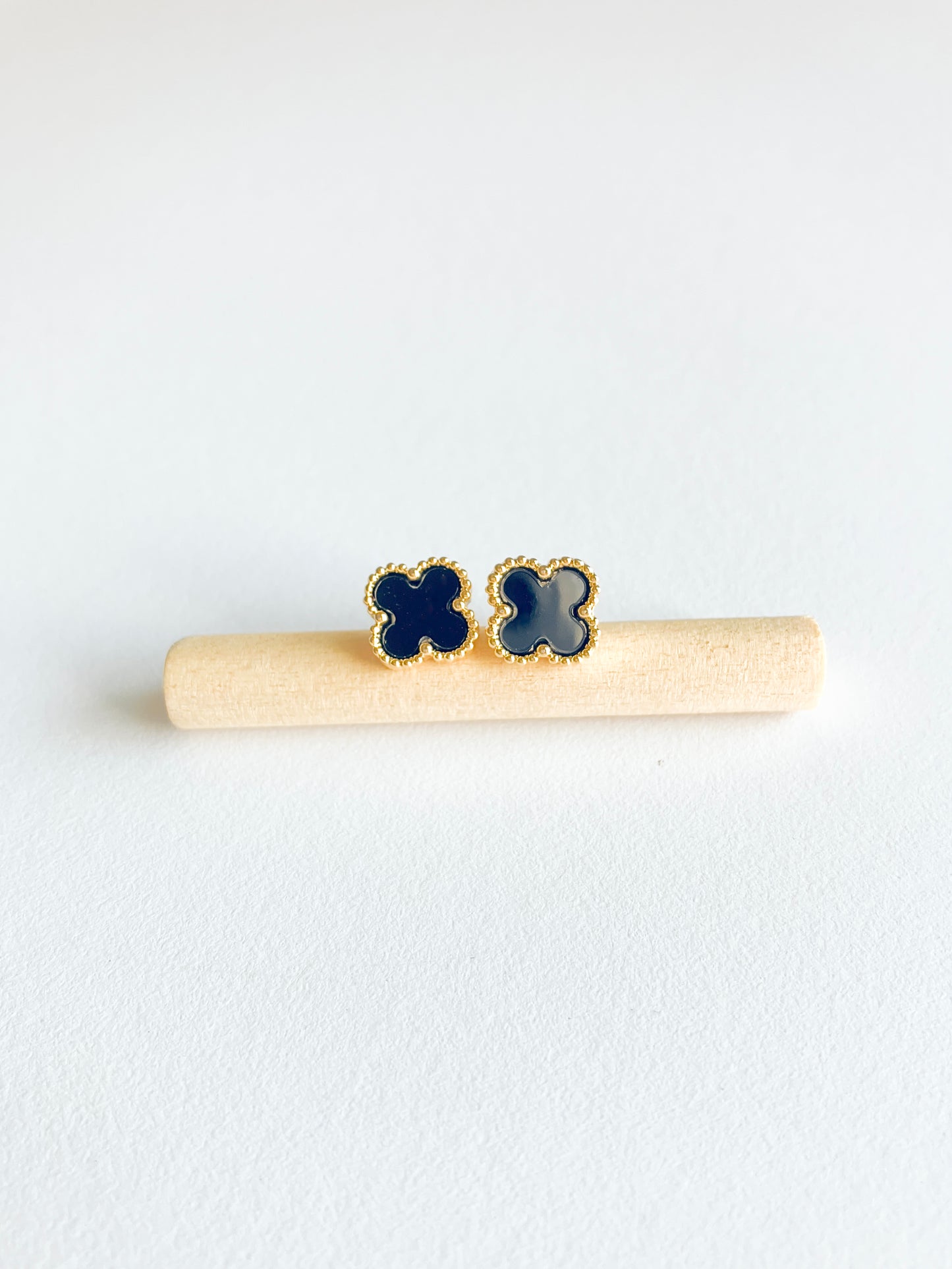 Bijou Onyx Quatrefoil Stud Earrings in Gold