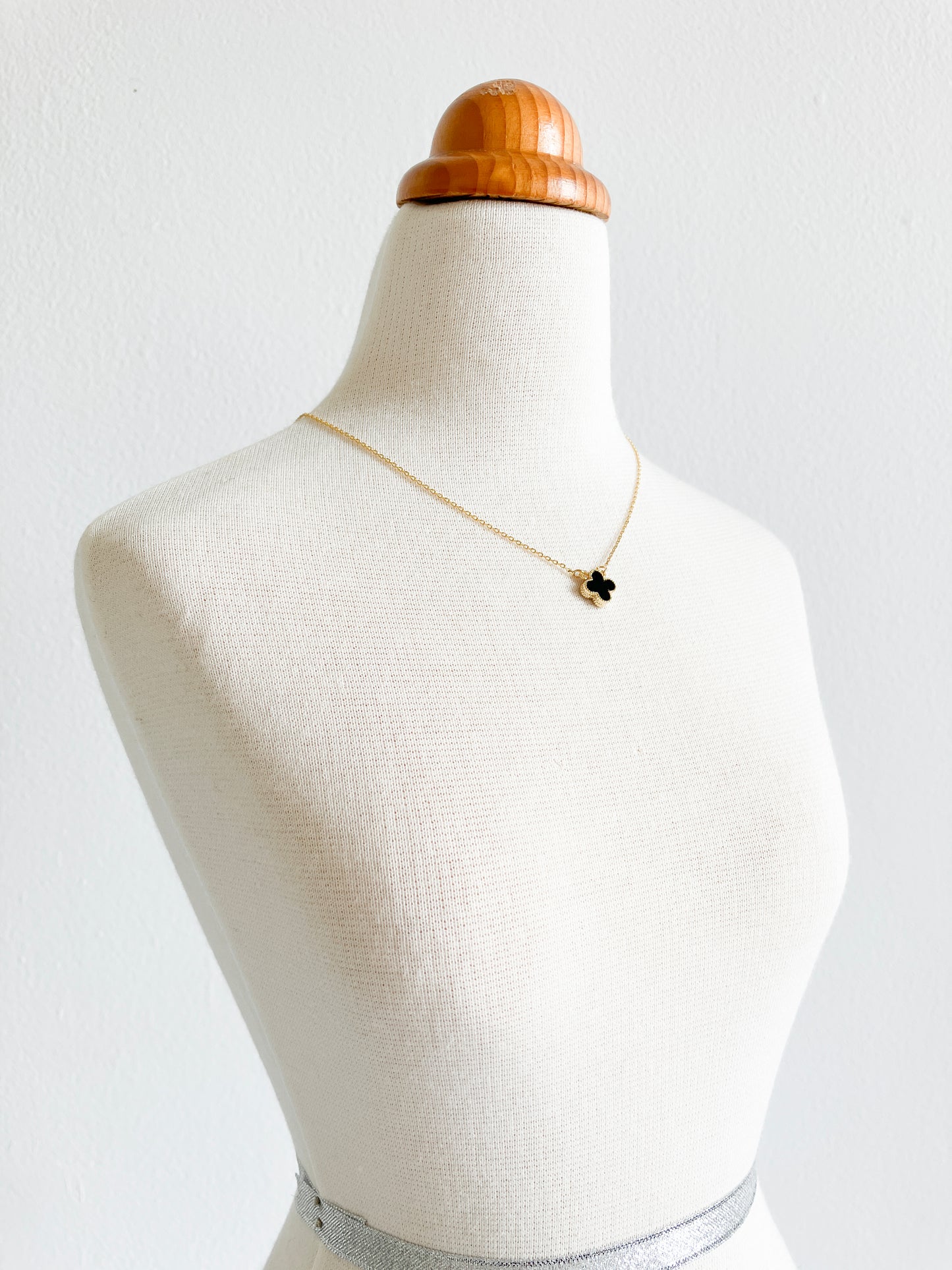 Adjustable Bijou Onyx Quatrefoil Motif Pendant in Silver