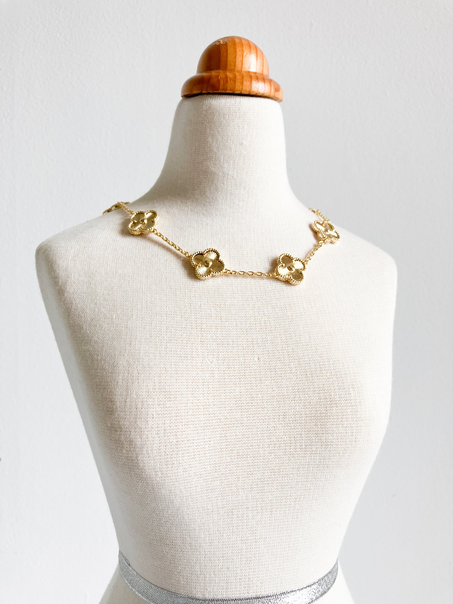 Radiant Demi Quatrefoil Choker in Gold