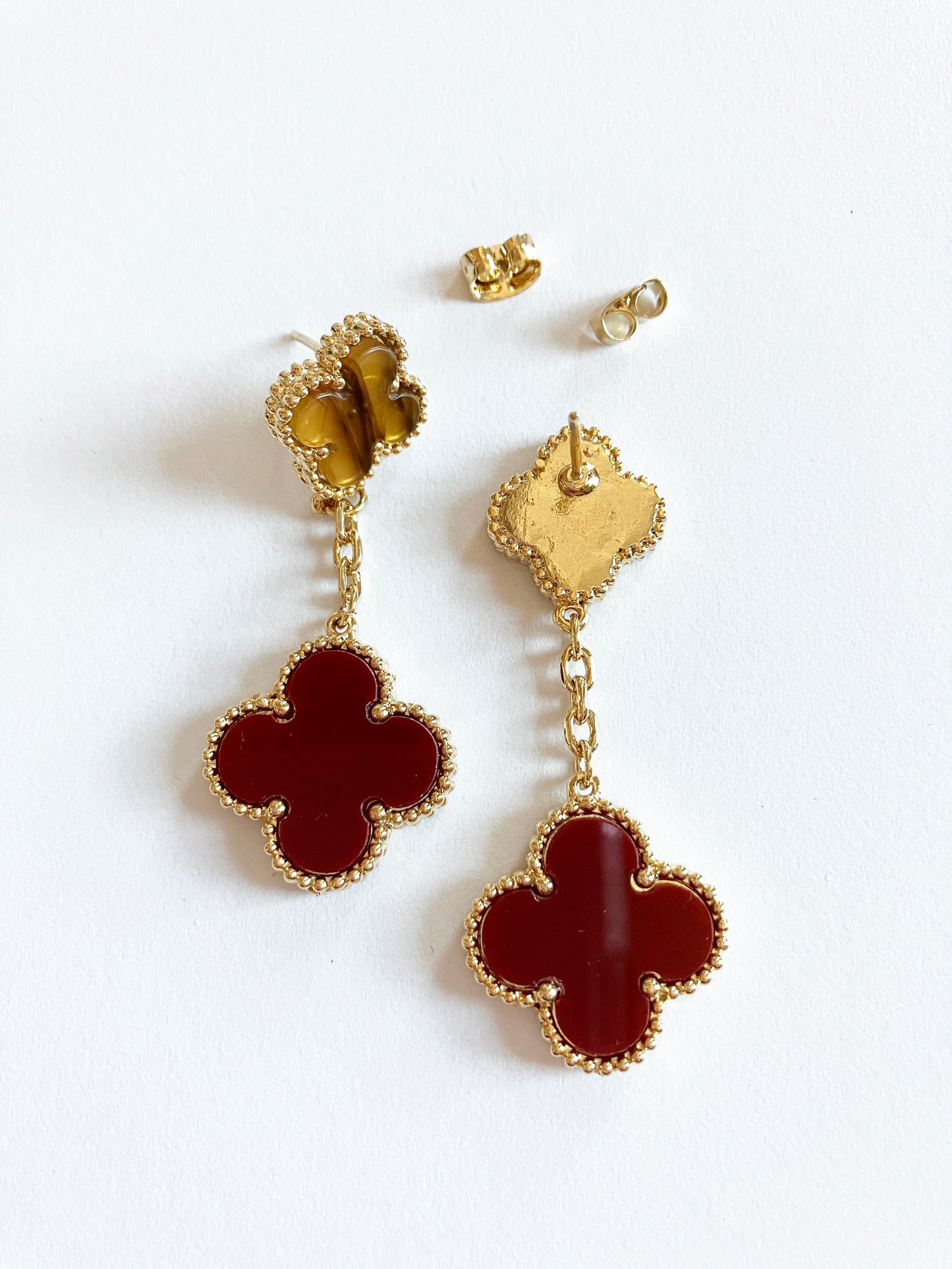 Drop Tiger Eye and Carnelian Quatrefoil Motif Earrings in Gold