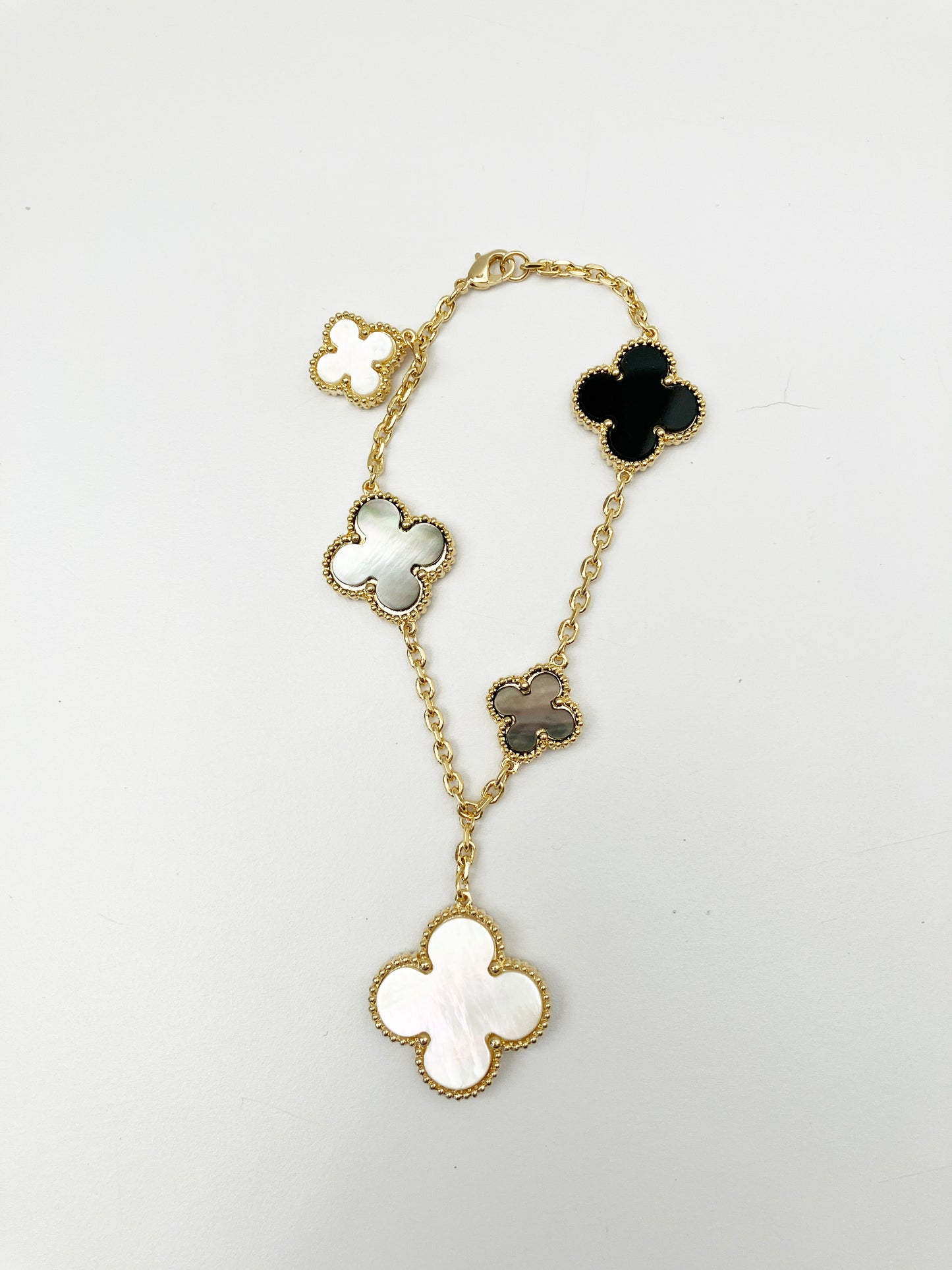 Mixed Mother of Pearl and Onyx Quatrefoil Motif Charm Bracelet in Gold