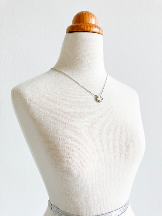 Adjustable Bijou Mother of Pearl Quatrefoil Motif Pendant in Silver