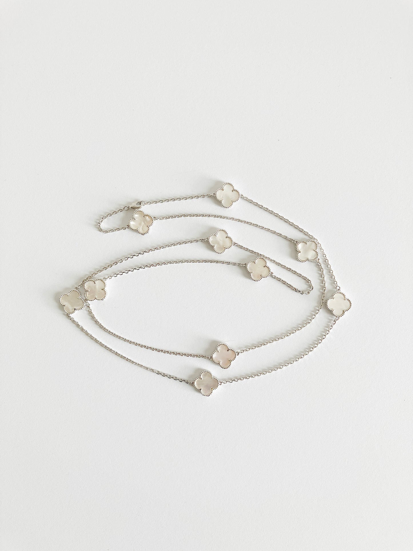 Mother of Pearl Quatrefoil Rope Necklace in Silver