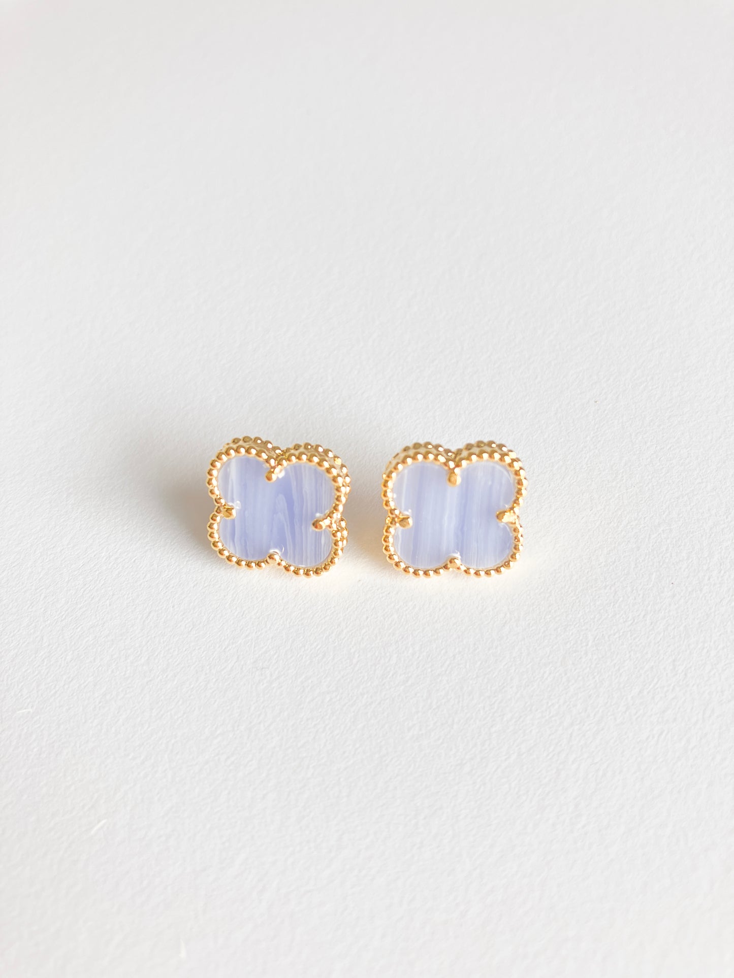 Agate Demi Quatrefoil Earrings in Gold