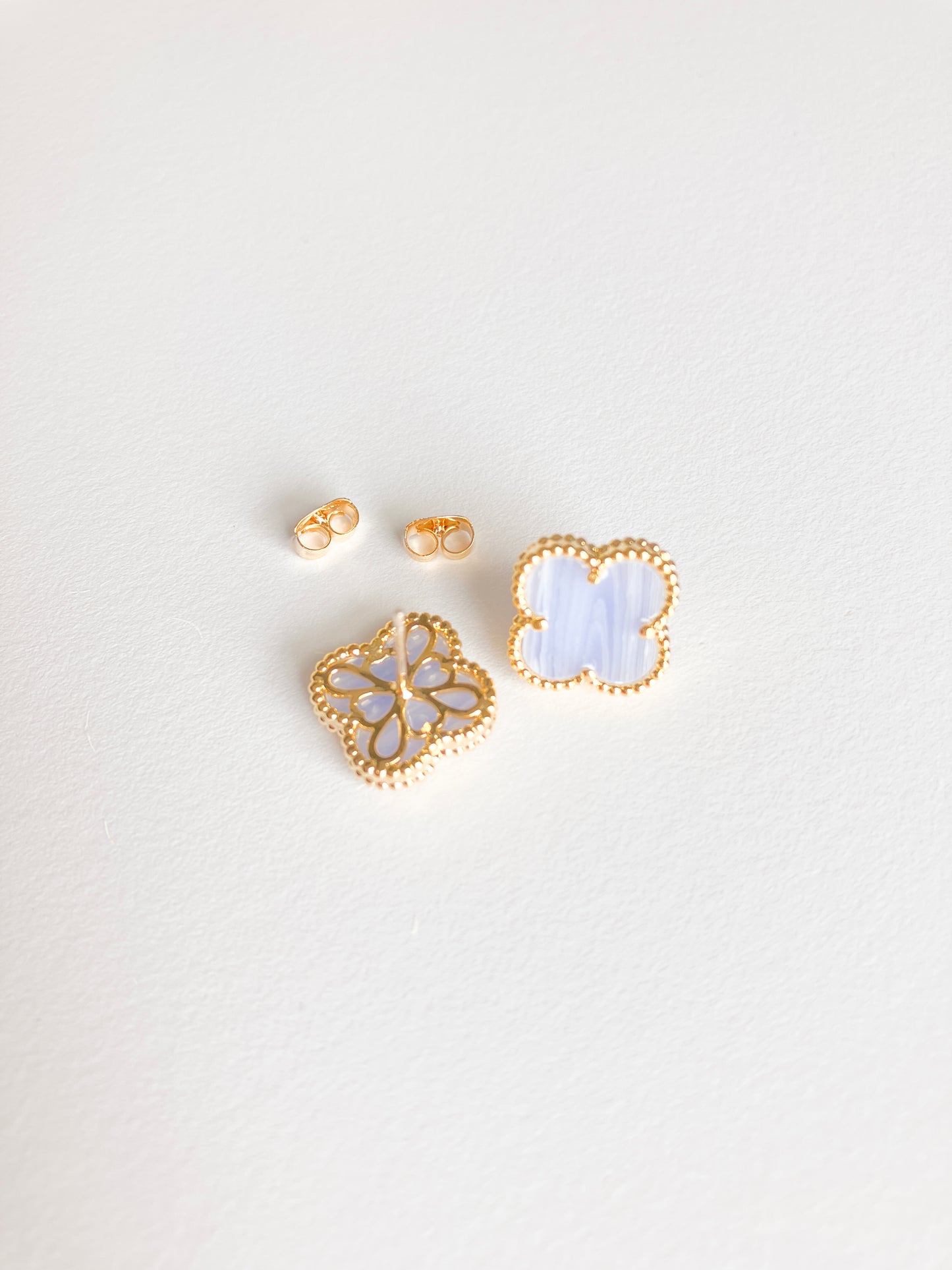 Agate Demi Quatrefoil Earrings in Gold