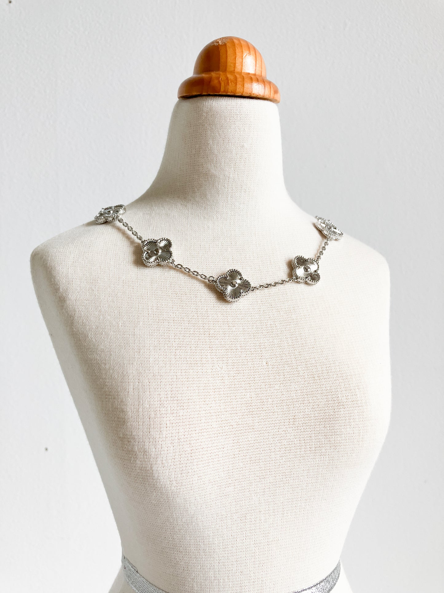 Radiant Demi Quatrefoil Choker in Silver