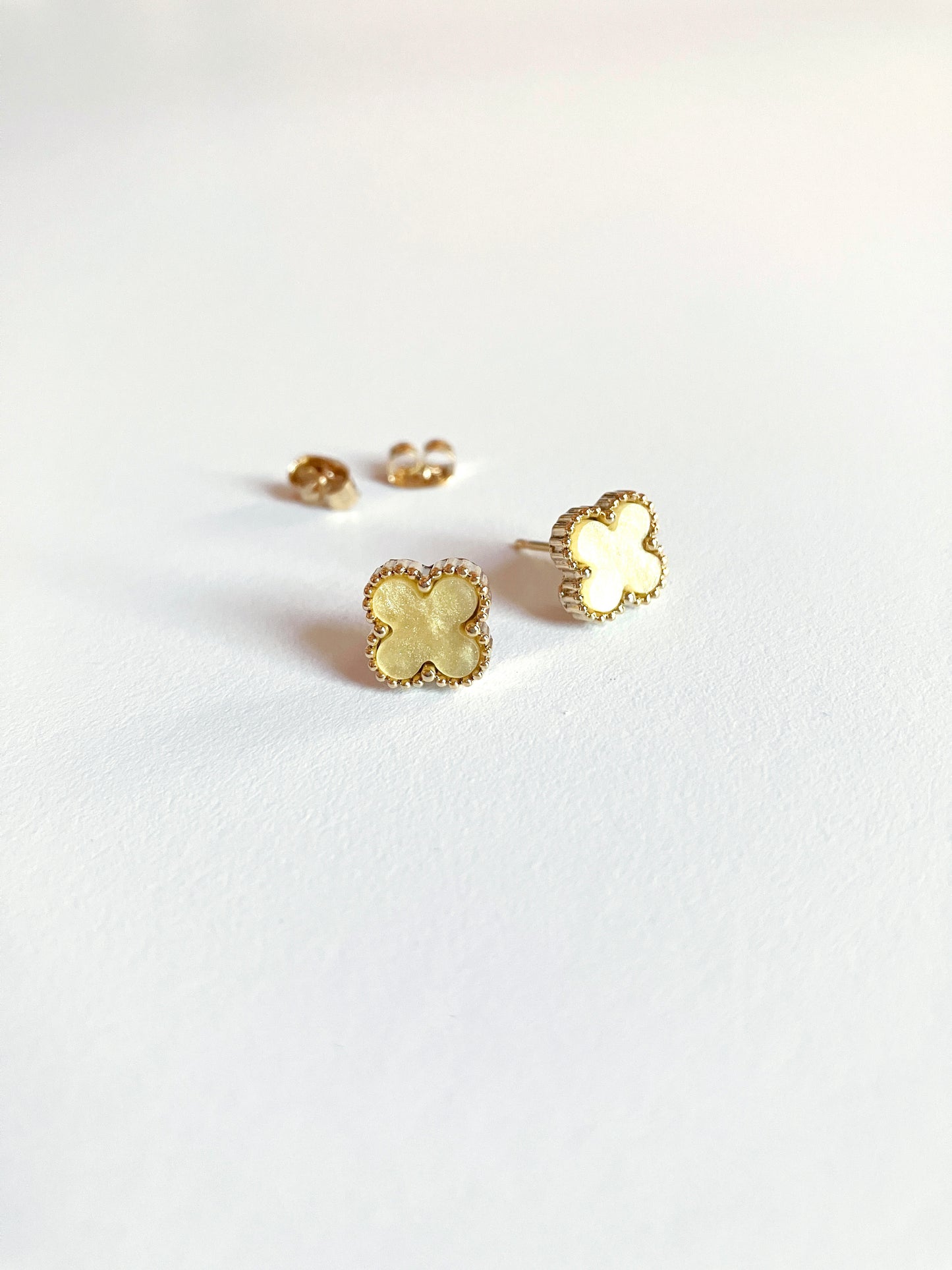 Bijou Rose Mother of Pearl Quatrefoil Stud Earrings in Gold