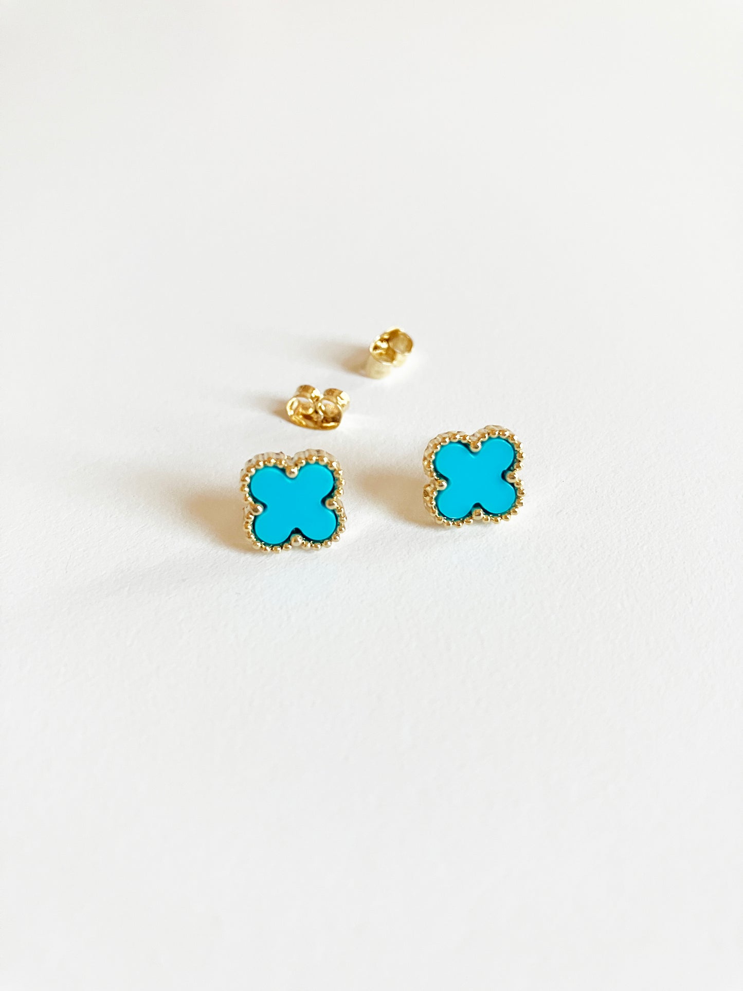 Bijou Turquoise Quatrefoil Stud Earrings in Gold