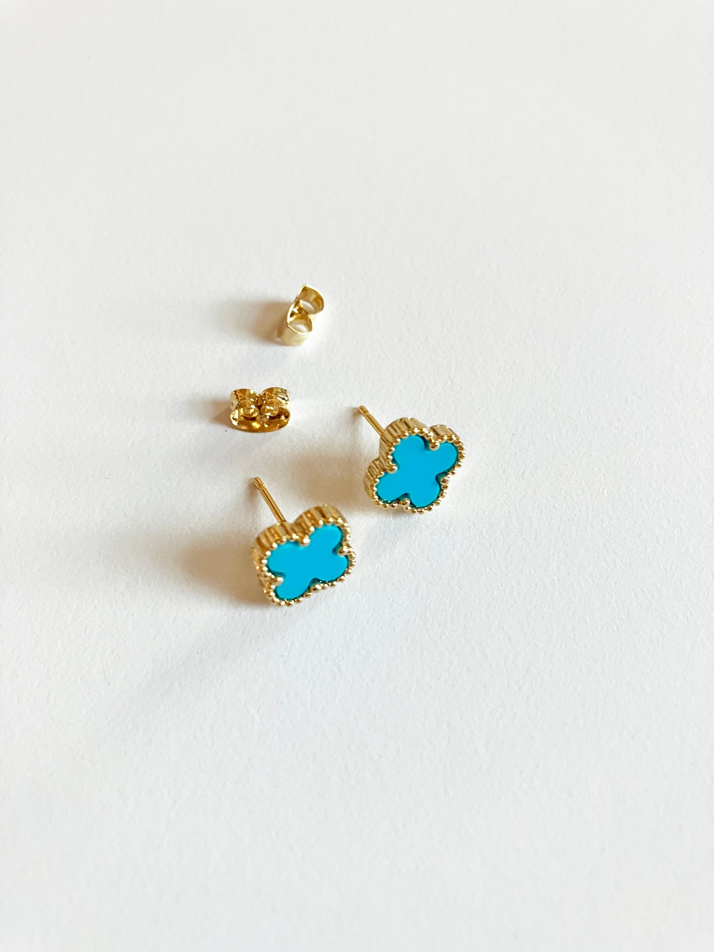 Bijou Turquoise Quatrefoil Stud Earrings in Gold